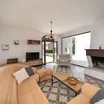Pet Friendly In *